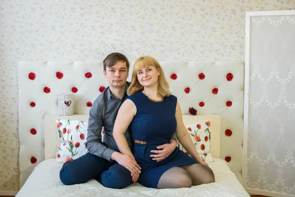 Sevgililer günü için kırmızı kalpler ile dekore edilmiş bir odada aşık Romantik Çift