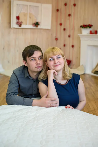 Casal Romântico Apaixonado Quarto Decorado Com Corações Vermelhos Para Dia — Fotografia de Stock