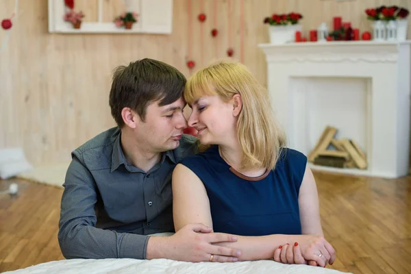 Casal Romântico Apaixonado Quarto Decorado Com Corações Vermelhos Para Dia — Fotografia de Stock
