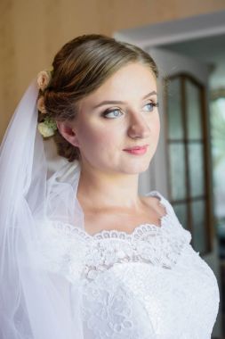 Güzel gelin portre onun yüzüne peçe ile. genç güzel gelin portresi. Düğün.