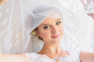 Güzel gelin portre onun yüzüne peçe ile. genç güzel gelin portresi. Düğün.