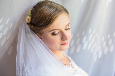 Güzel gelin portre onun yüzüne peçe ile. genç güzel gelin portresi. Düğün.