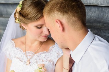 Bir yaz gününde dışında romantik anları zevk genç Düğün çifti