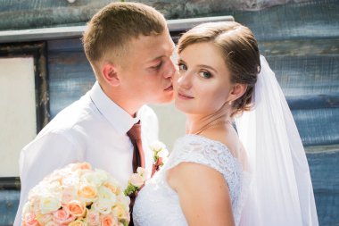 Bir yaz gününde dışında romantik anları zevk genç Düğün çifti