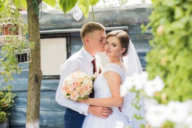 Bir yaz gününde dışında romantik anları zevk genç Düğün çifti