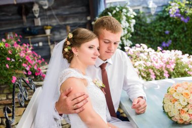 Bir yaz gününde dışında romantik anları zevk genç Düğün çifti