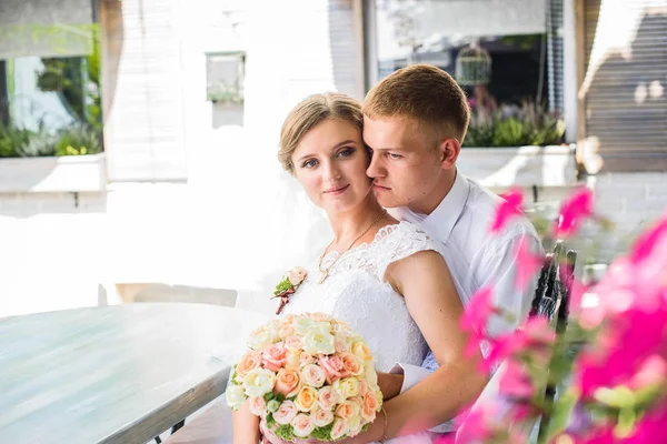 Young Wedding Couple Enjoying Romantic Moments Summer Day — Stock Photo, Image