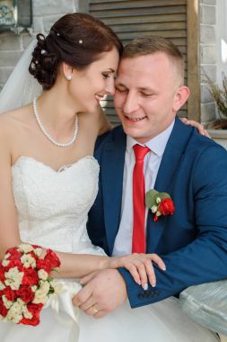 Sadece güzel gelin buket çiçek gelin yürüme köyü ile dinlenme ile beyaz elbiseli evli