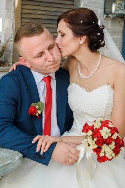 Sadece güzel gelin buket çiçek gelin yürüme köyü ile dinlenme ile beyaz elbiseli evli