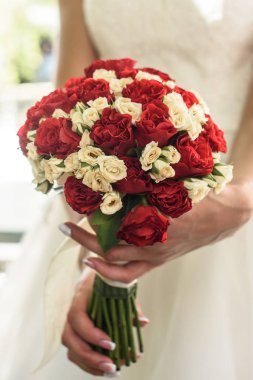 buket çiçek sokak ile beyaz elbiseli güzel gelin