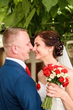 Sadece güzel gelin buket çiçek gelin yürüme köyü ile dinlenme ile beyaz elbiseli evli