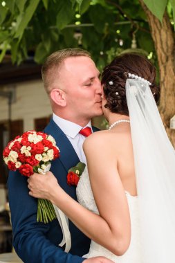 Sadece güzel gelin buket çiçek gelin yürüme köyü ile dinlenme ile beyaz elbiseli evli