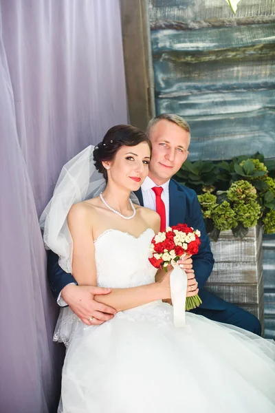Gyönyörű Menyasszony Fehér Ruhában Csokor Virág Menyasszony Séta Falu Pihenő — Stock Fotó