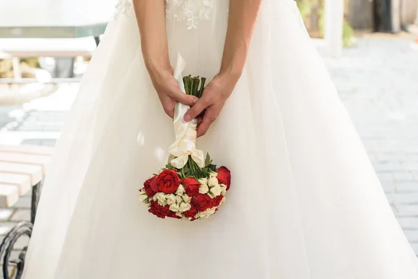 Красивая Невеста Белом Платье Букетом Цветов Улице — стоковое фото