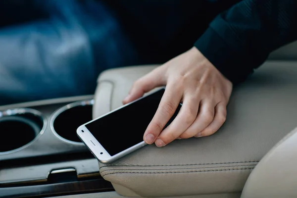 En el teléfono móvil del coche en la mano en beige — Foto de Stock