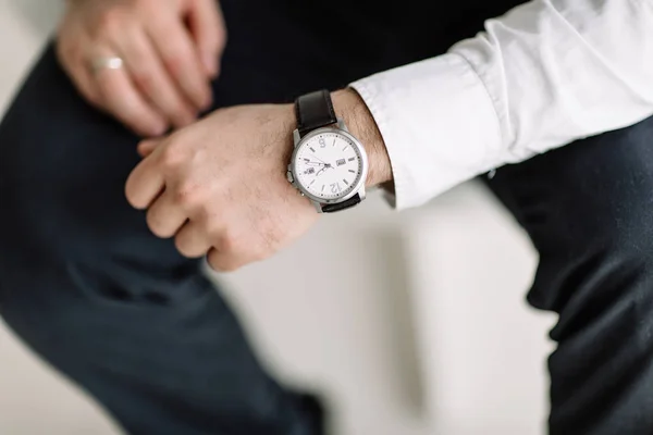 Reloj con esfera blanca en la mano — Foto de Stock