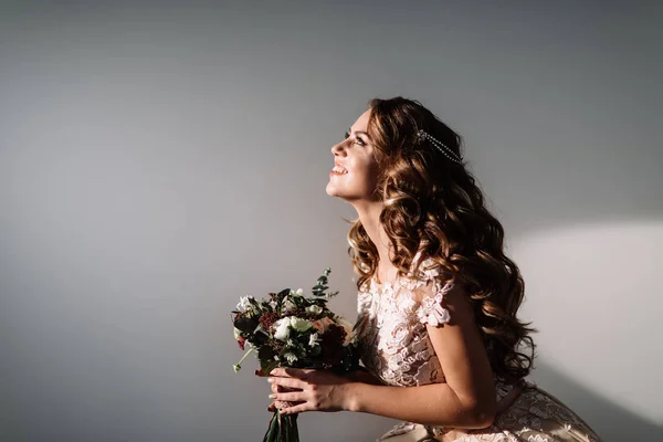 Mariée avec bouquet à la main dans une belle robe — Photo