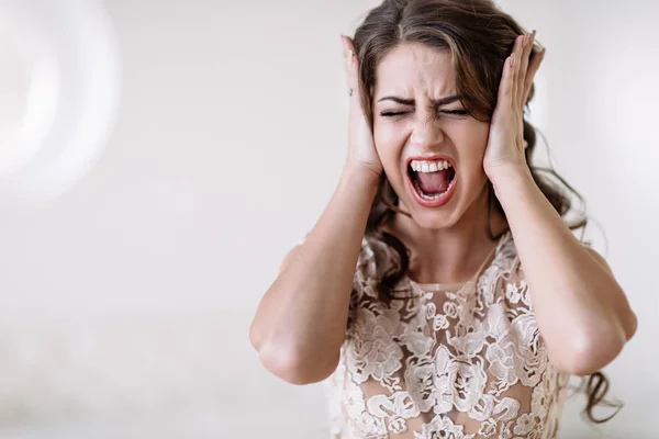 Retrato de la novia grita en voz alta cubriendo sus oídos con las manos, furioso — Foto de Stock