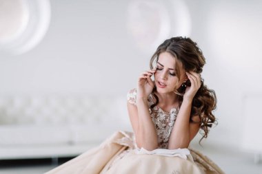 Ağlama, üzüntü, Gelin portresi maskara mendil çizgiler.