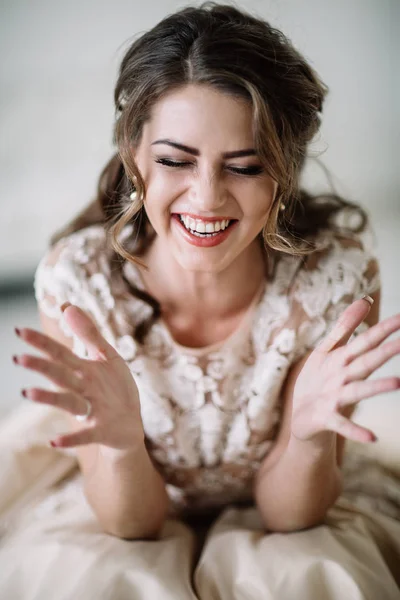 Retrato de la novia llorando, tristeza, rayas rímel toallitas . — Foto de Stock