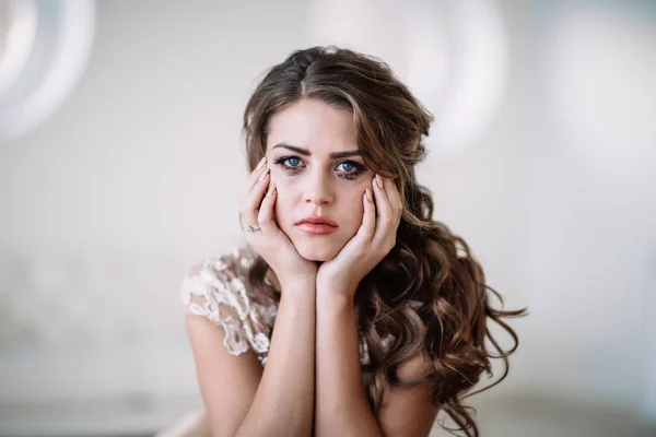 Retrato de la novia llorando, tristeza, rayas rímel toallitas . —  Fotos de Stock