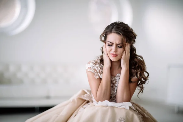 Retrato de la novia llorando, tristeza, rayas rímel toallitas . —  Fotos de Stock
