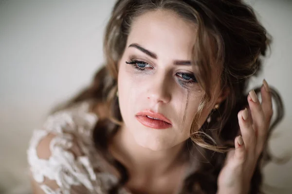 Retrato de la novia llorando, tristeza, rayas rímel toallitas . —  Fotos de Stock