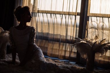 Boho tarzı ve beyaz tüyler genç güzel gelin.