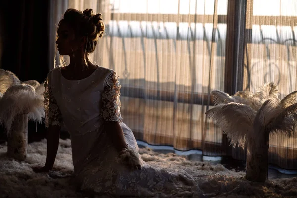 Jovem noiva bonita em estilo boho e penas brancas . — Fotografia de Stock