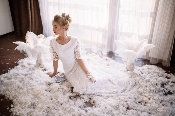 Young beautiful bride in boho style and white feathers. — Stock Photo, Image