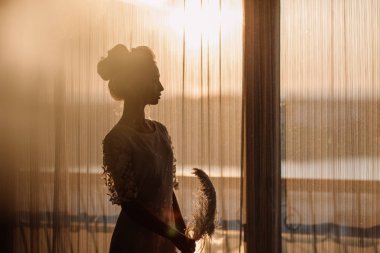 Boho tarzı ve beyaz tüyler genç güzel gelin.