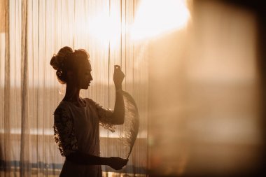 Boho tarzı ve beyaz tüyler genç güzel gelin.