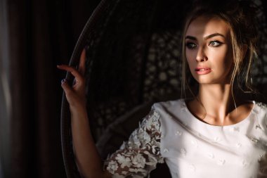 Kadın, Gelin bir hasır salıncağa oturur. Güneşli yaz gün