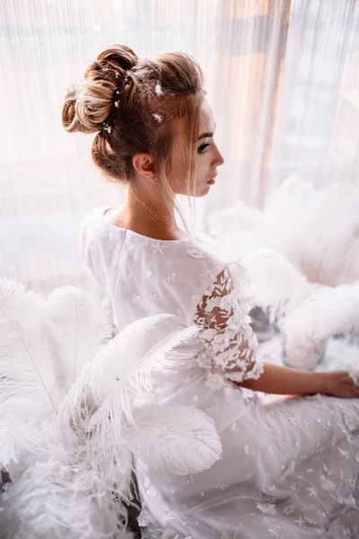Молодая красивая невеста в стиле бохо и белые перья . — стоковое фото
