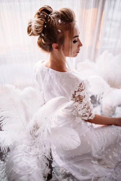 Young beautiful bride in boho style and white feathers. — Stock Photo, Image