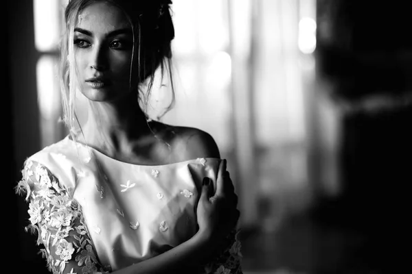 Young beautiful bride in boho style and white feathers. — Stock Photo, Image