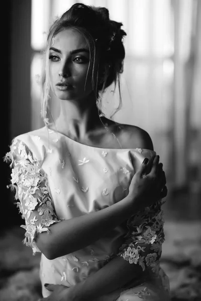Jeune belle mariée dans le style boho et plumes blanches . — Photo