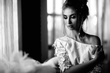 Boho tarzı ve beyaz tüyler genç güzel gelin.