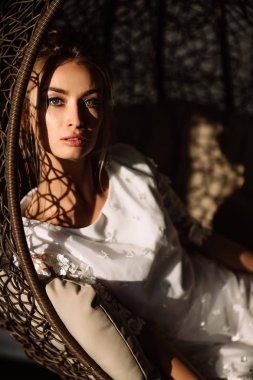 Kadın, Gelin bir hasır salıncağa oturur. Güneşli yaz gün