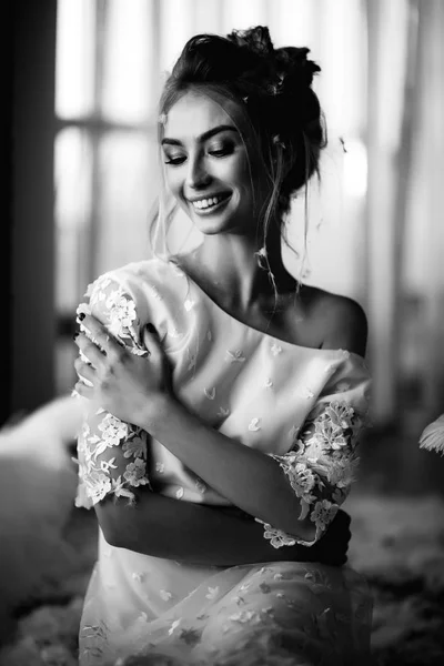 Young beautiful bride in boho style and white feathers. — Stock Photo, Image