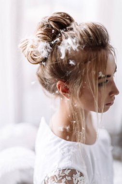 Boho tarzı ve beyaz tüyler genç güzel gelin.