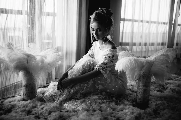 Jeune belle mariée dans le style boho et plumes blanches . — Photo