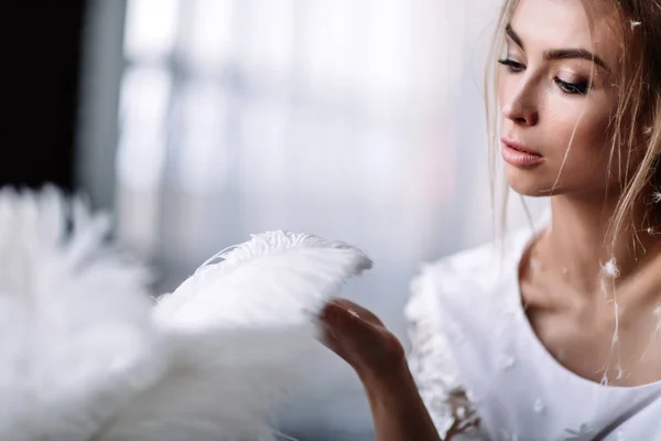 Joven novia hermosa en estilo boho y plumas blancas . — Foto de Stock