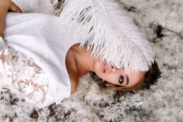 Young beautiful bride in boho style and white feathers. — Stock Photo, Image