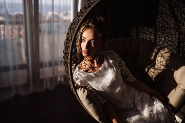 Kadın, Gelin bir hasır salıncağa oturur. Güneşli yaz gün