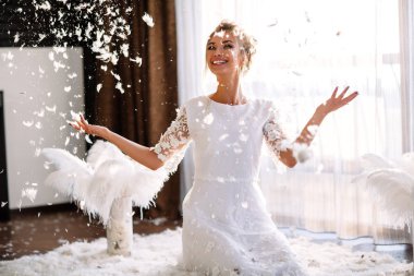 Boho tarzı ve beyaz tüyler genç güzel gelin.