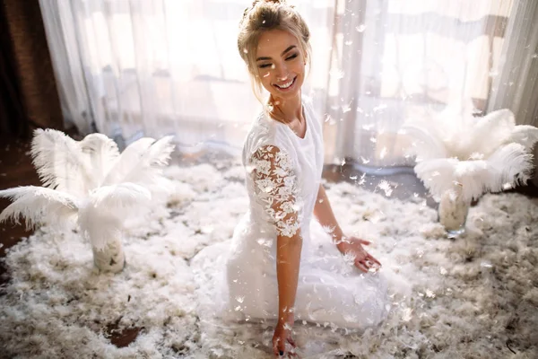 Young beautiful bride in boho style and white feathers. — Stock Photo, Image