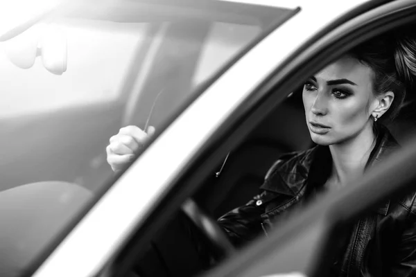 Moda foto ao ar livre de mulher bonita sexy com cabelo escuro em jaqueta de couro preto e óculos de sol posando em auto luxuoso — Fotografia de Stock