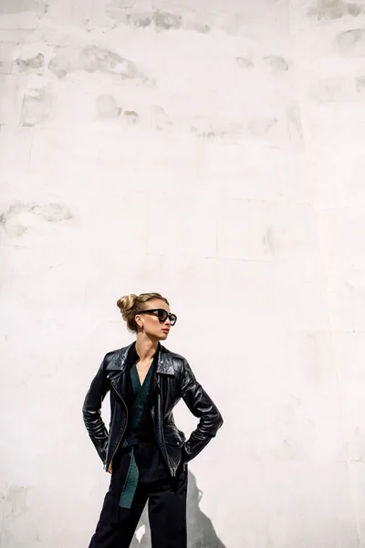 De cerca la moda; retrato de lujo de mujer sexy impresionante, labios y cara perfectos completos, gafas de sol de día soleado y chaqueta de cuero, grandes ganancias de moda, estilo urbano grunge . — Foto de Stock