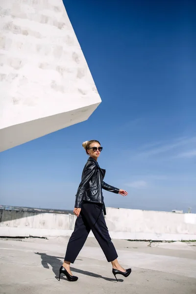 De cerca la moda; retrato de lujo de mujer sexy impresionante, labios y cara perfectos completos, gafas de sol de día soleado y chaqueta de cuero, grandes ganancias de moda, estilo urbano grunge . — Foto de Stock